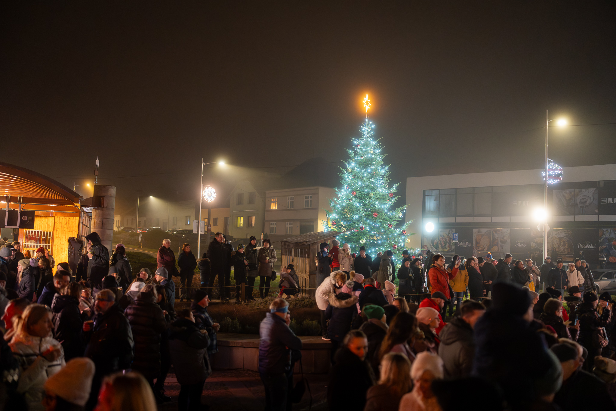 Vánoční strom na Masarykově náměstí byl slavnostně rozsvícen